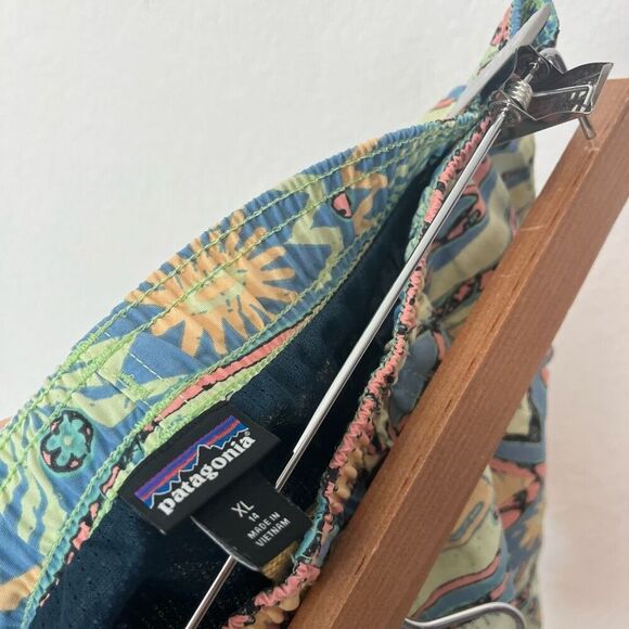 Patagonia Boys Salamander Green High Hopes Geometric Baggies Short Youth Size XL - Picture 4 of 4